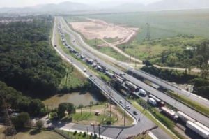 BR-101 enfrenta lentidão em Capivari de Baixo