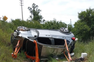 Carro cai de ribanceira na BR-101