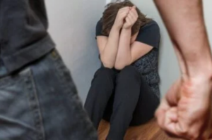 Mulher é agredida com socos pelo companheiro