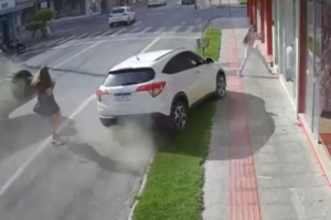 Por pouco: mulher escapa de atropelamento no Sul de SC