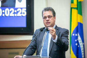 Deputado cobra melhor estrutura para escolas estaduais
