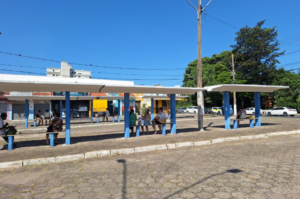 Passageiros que dependem de ônibus sofrem com calor