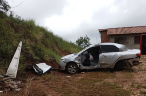 Idoso sofre acidente e fica preso nas ferragens