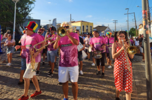 Bloco de rua abre comemorações de Carnaval em Laguna