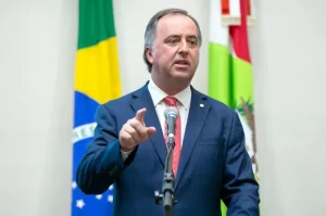 ‘Acabamos com os rolos’, diz Kennedy sobre Detran