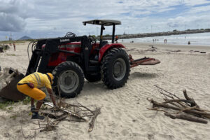 Itajaí intensifica limpeza das praias após chuvas