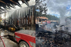 Grande incêndio atinge depósito de rações