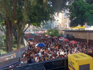 Bloco dos Sujos arrasta foliões na capital