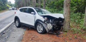 Colisão na BR-282 deixa carro em chamas e feridos