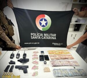 Homem é preso com arma de fogo em São José