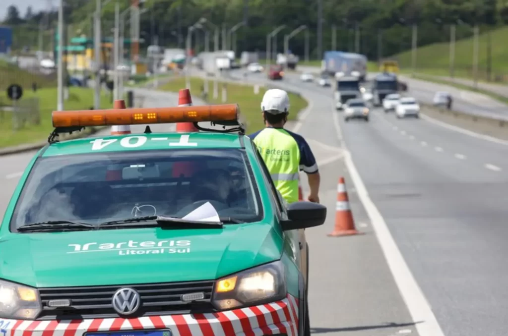 Ilustração de uma viatua da Arteris, como a que atendeu o acidente na BR-101