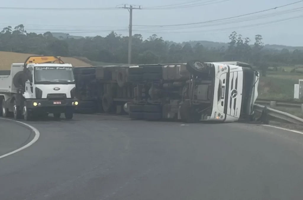 Acidente com carreta no acesso à BR-101 em Içara, deixando vítima ferida