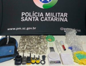 PM apreende 12 quilos de drogas e mais de R$ 220 mil