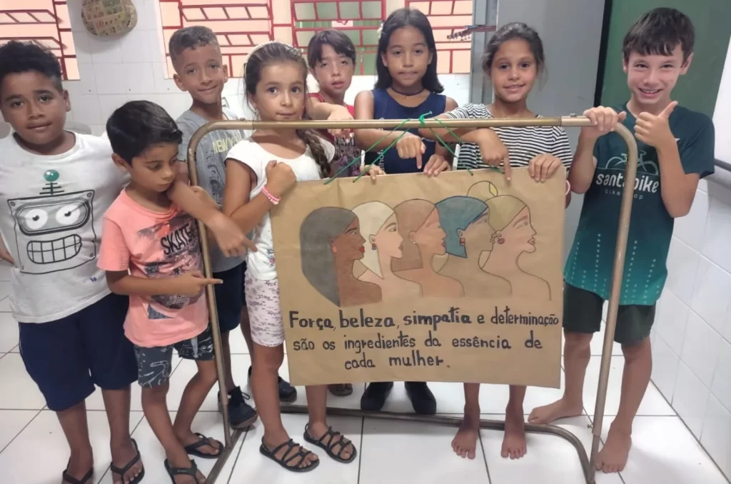 Crianças participam de atividades educativas e oficinas promovidas pela Afasc em homenagem ao Dia Internacional da Mulher em Criciúma