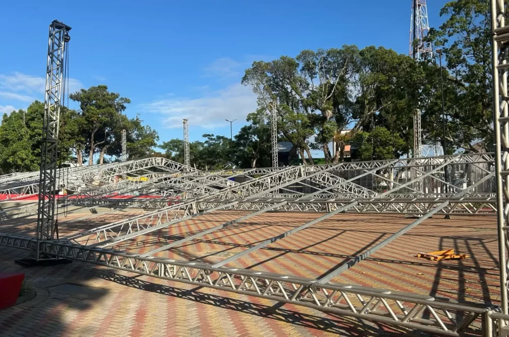 Montagem das estruturas para os 145 anos de Araranguá