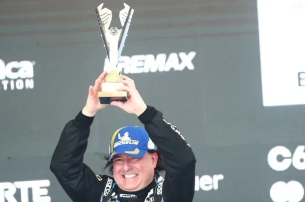 André Gaidzinski, comemorando com troféu na Porsche Cup