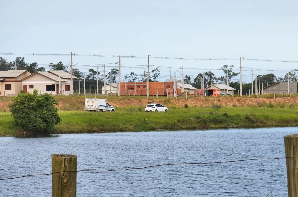 Polícia Científica após recolher corpo em jazida de Araranguá