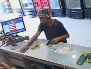 Vídeo: Assaltante leva R$ 3 mil de conveniência