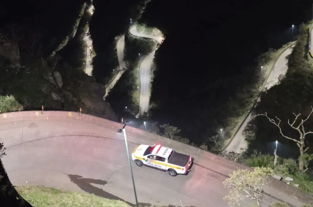 SC-390, Serra do Rio do Rastro, com a estrada sinuosa e paisagem montanhosa ao fundo