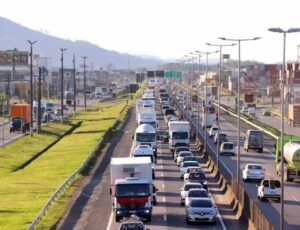 BR-101 tem pontos de lentidão nesta terça-feira