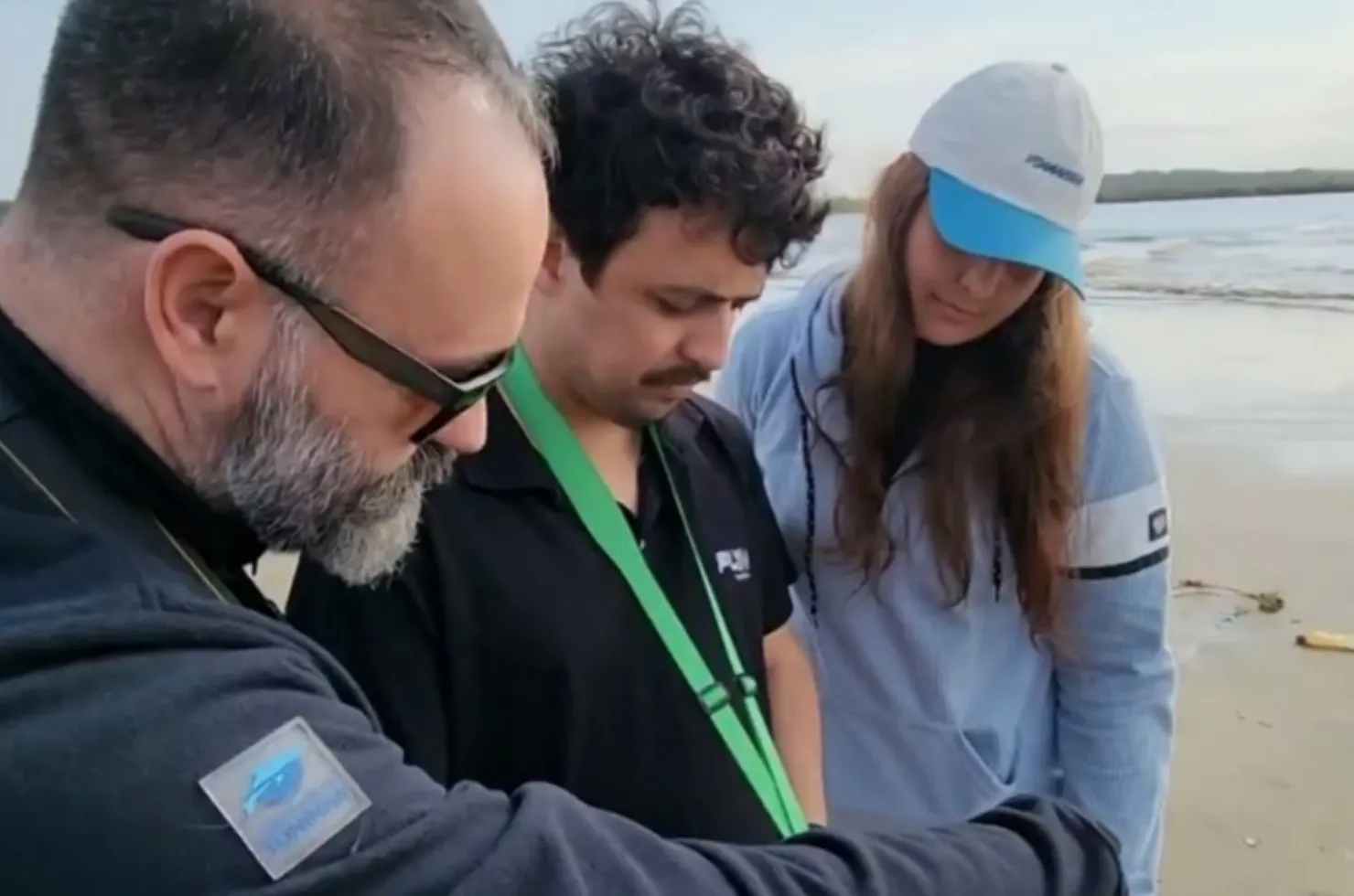 Pesquisadores fazendo o monitoramento dos botos no Rio Araranguá