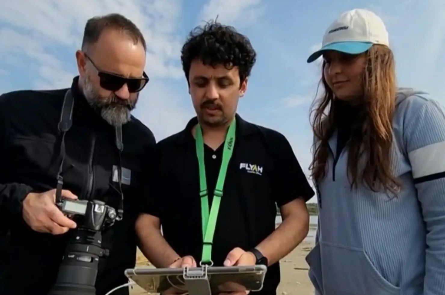 Pesquisadores fazendo o monitoramento dos botos no Rio Araranguá