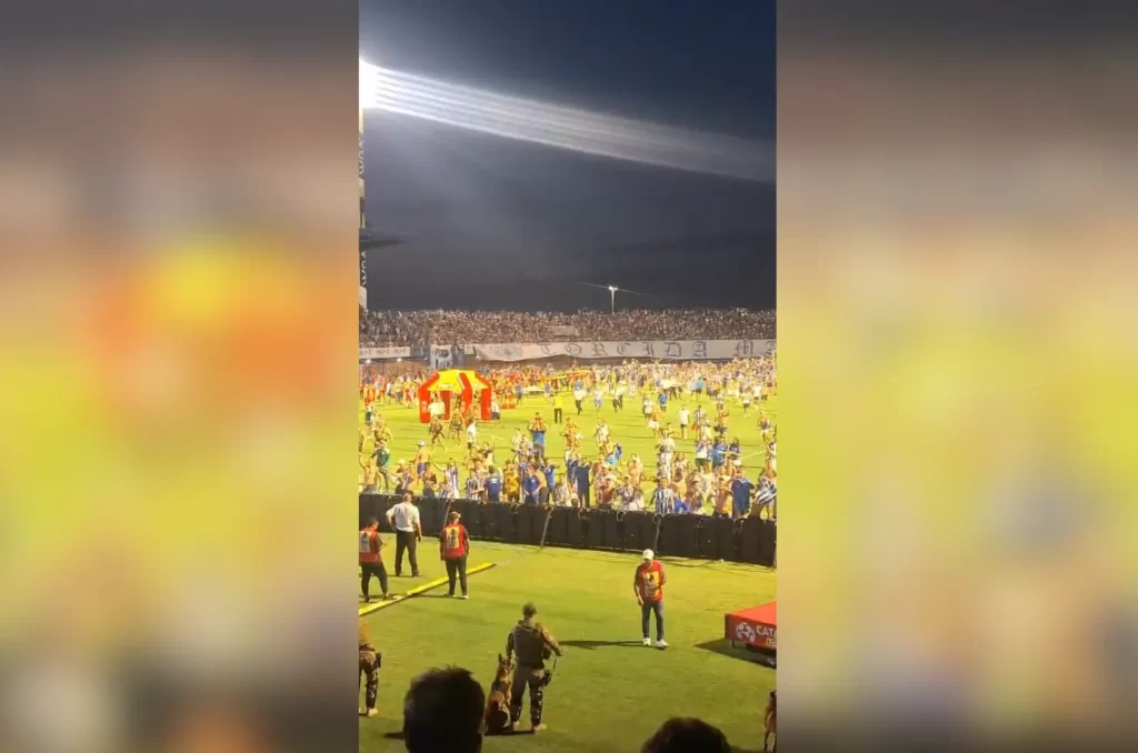 Momento da briga entre torcedores na final do Catarinense