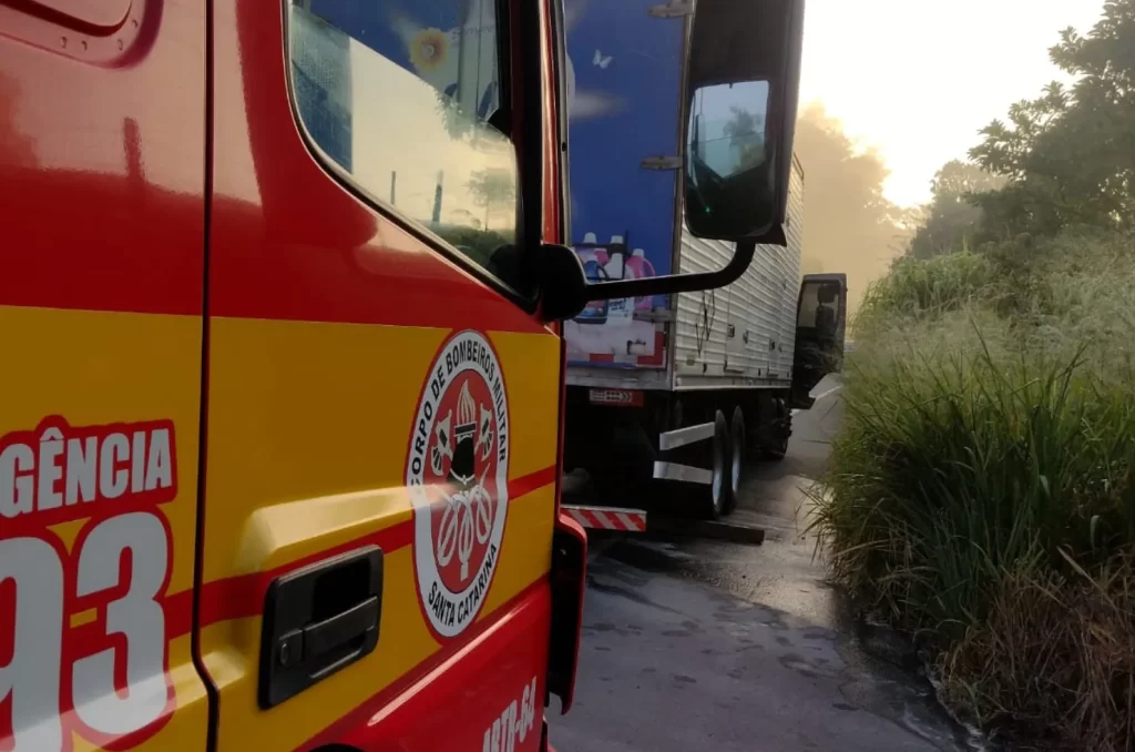 Caminhão atingido por incêndio em Orleans