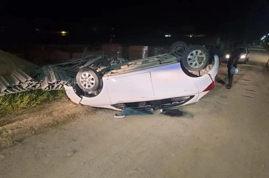 Veículo que capotou em Jaguaruna