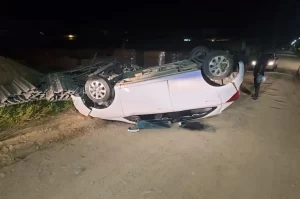 Capotamento em Jaguaruna deixa dois jovens feridos