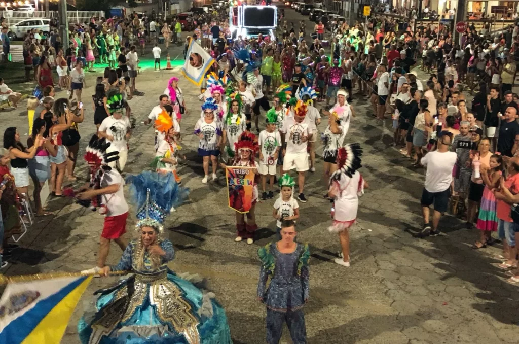 Foliões aproveitam o Carnarroio 2025 em Arroio do Silva, com trio elétrico, desfiles de blocos e shows ao vivo na praça central