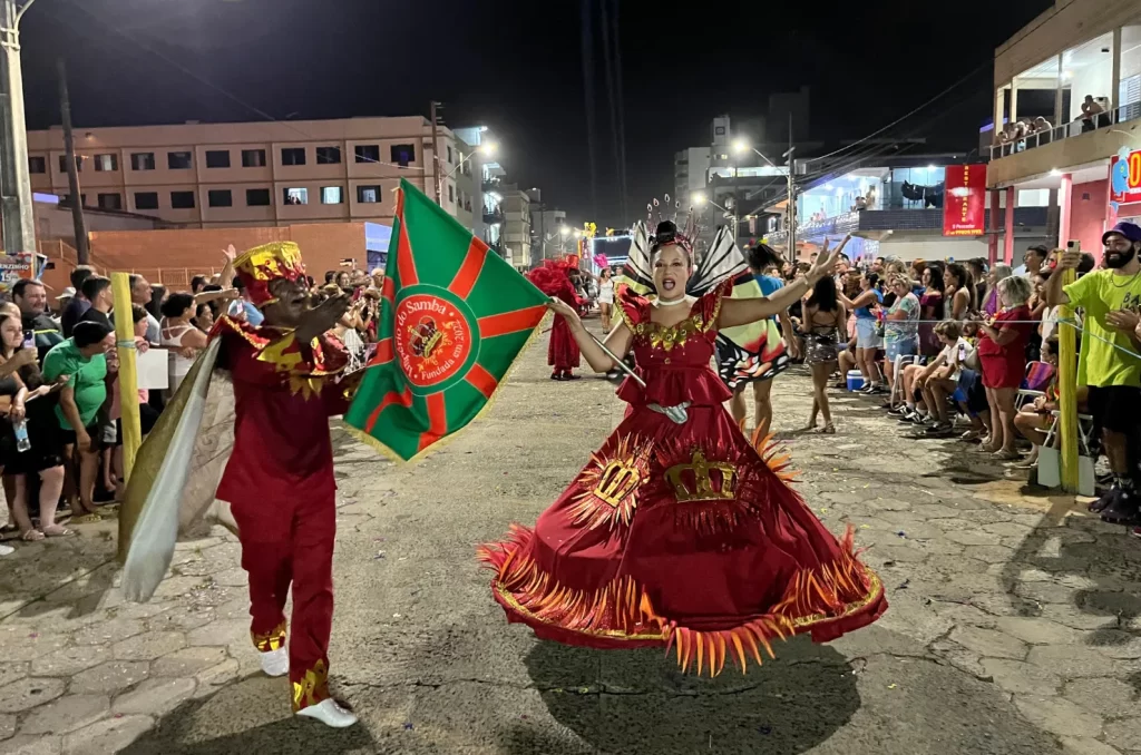 Foliões aproveitam o Carnarroio 2025 em Arroio do Silva, com trio elétrico, desfiles de blocos e shows ao vivo na praça central