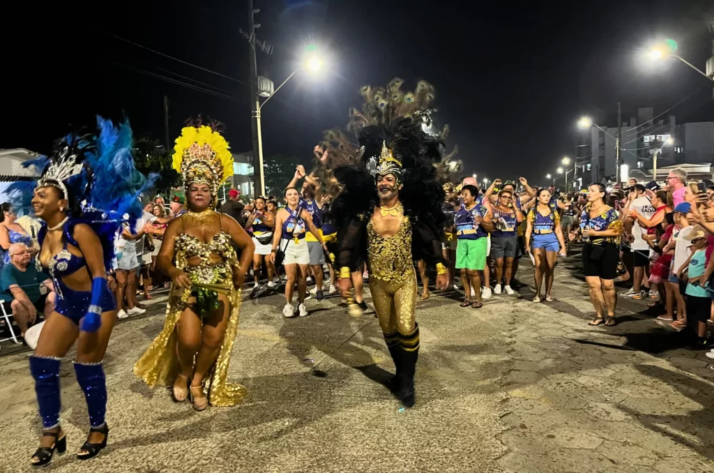 Foliões aproveitam o Carnarroio 2025 em Arroio do Silva, com trio elétrico, desfiles de blocos e shows ao vivo na praça central