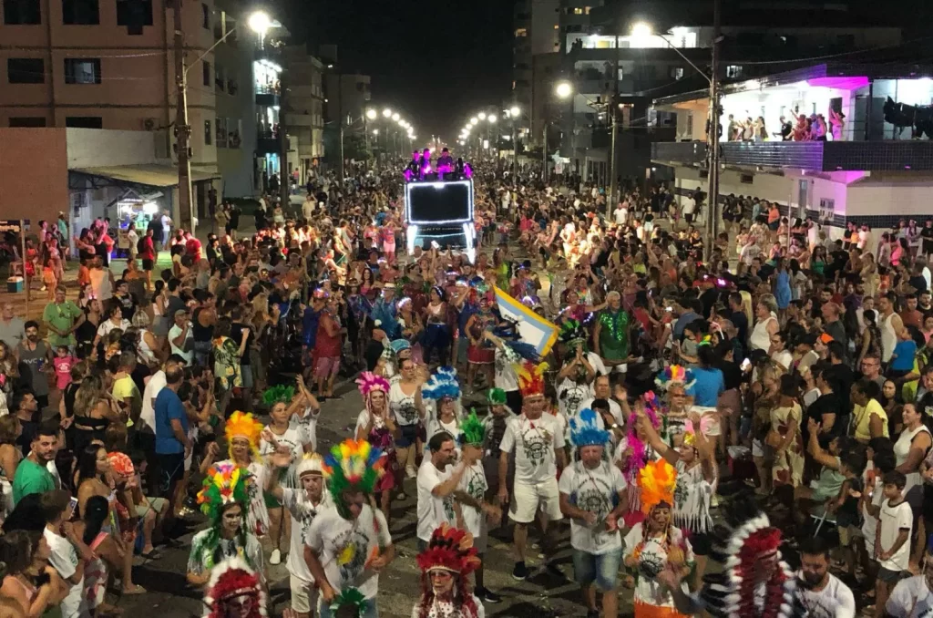 Foliões aproveitam o Carnarroio 2025 em Arroio do Silva, com trio elétrico, desfiles de blocos e shows ao vivo na praça central