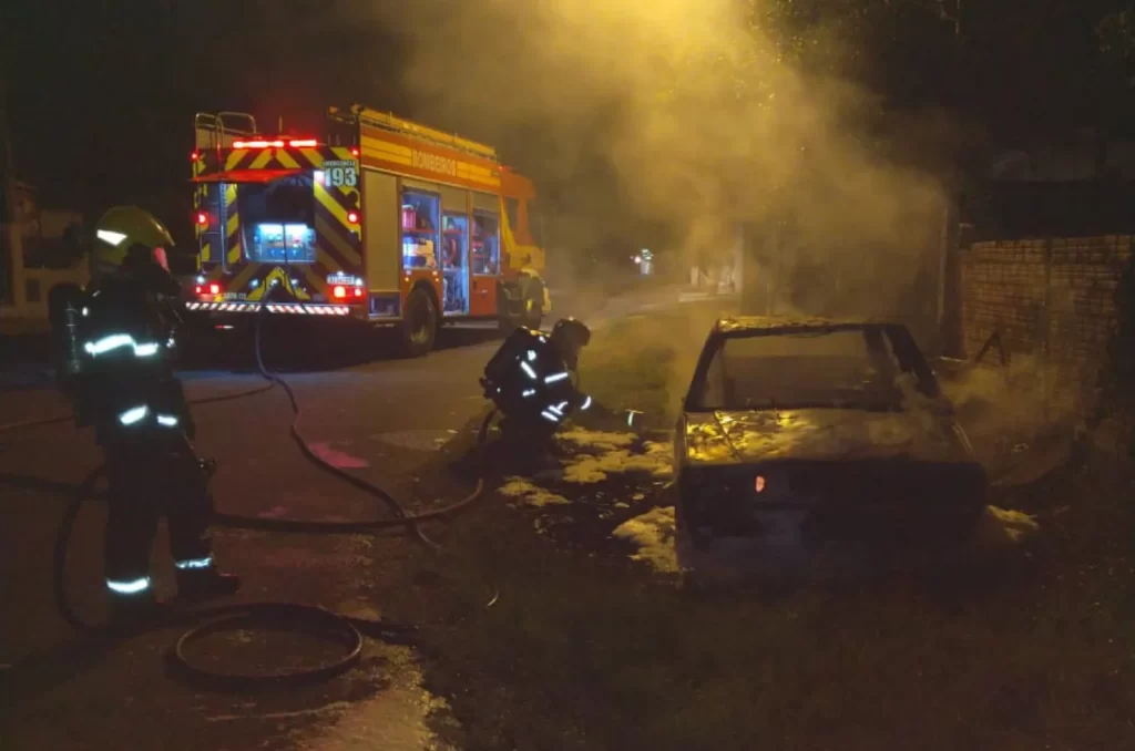 Carro abandonado é destruído por incêndio em Criciúma