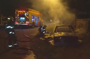 Carro é destruído por incêndio em Criciúma