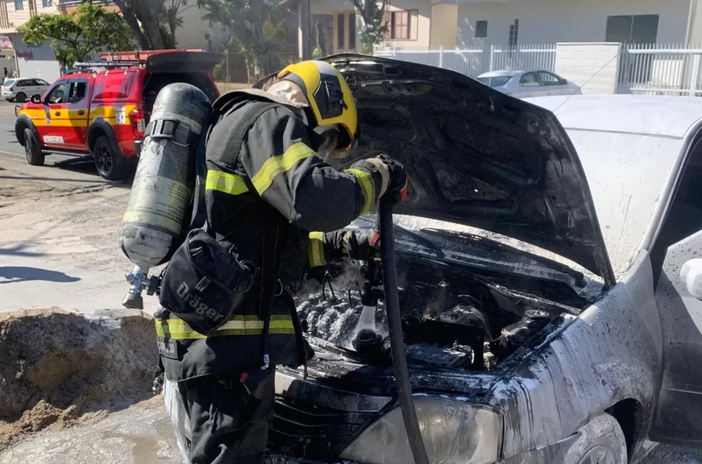 Veículo atingido por incêndio em Criciúma