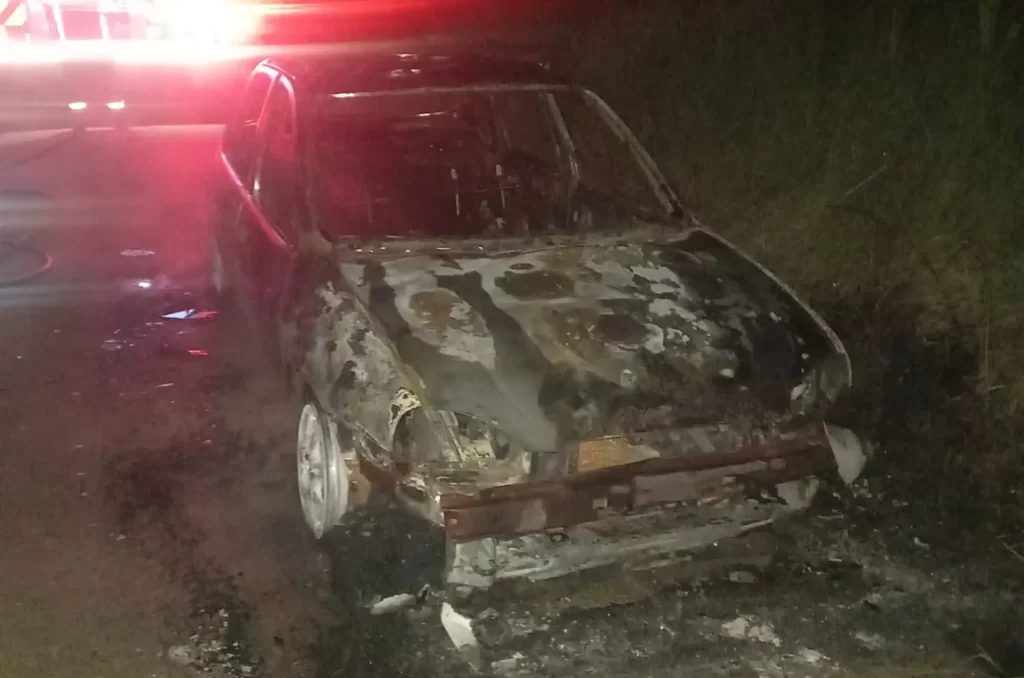 Carro é destruído por incêndio em Içara