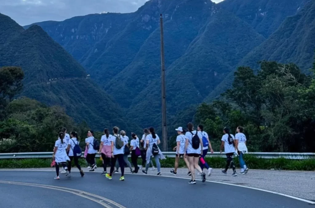 Grupo de mulheres durante a caminhada de 12 km na Serra do Rio do Rastro, em evento 'Elas no topo' em celebração ao Dia Internacional das Mulheres