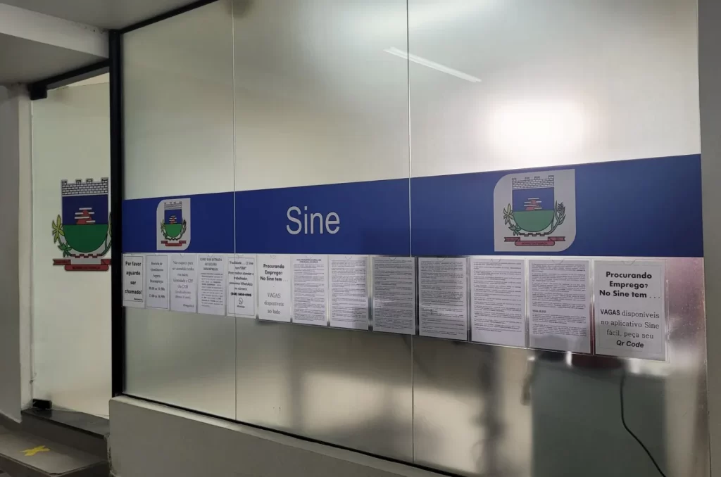 Fachada do SINE de Morro da Fumaça com informações sobre vagas de emprego disponíveis