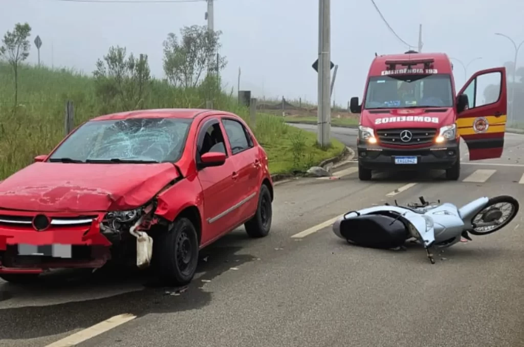 Colisão entre carro e moto no bairro Murialdo, em Orleans
