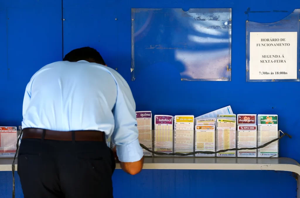 Imagem de um apostador da Lotofácil em uma lotérica