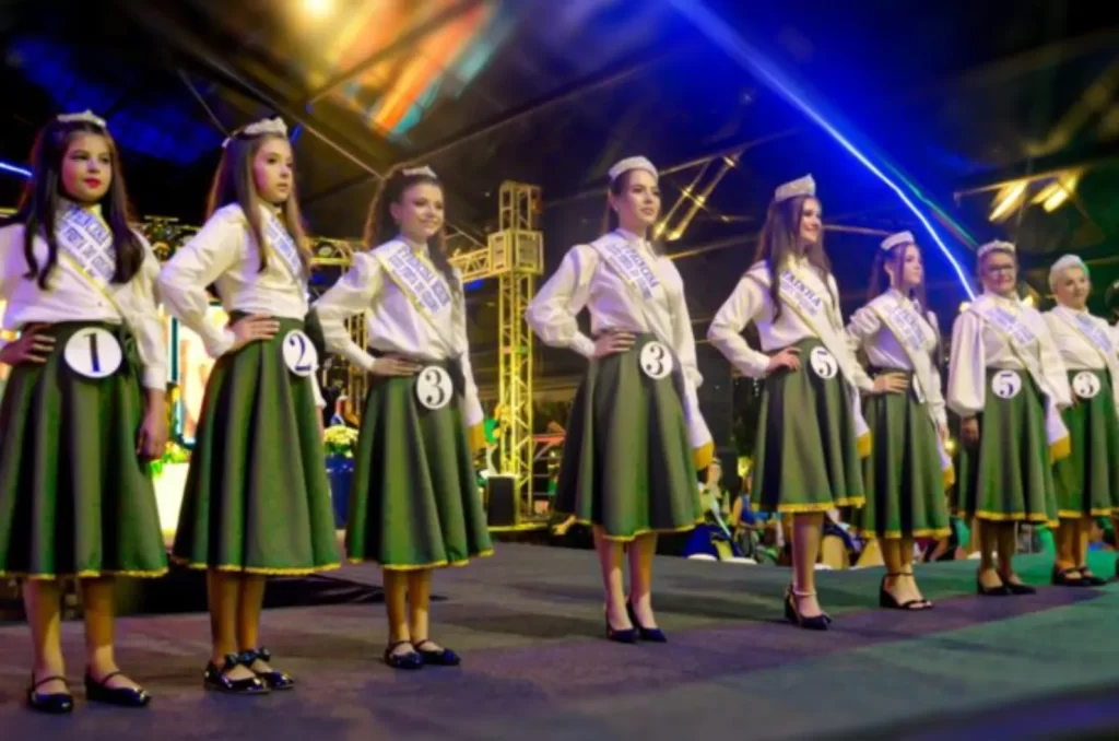 Candidatas às cortes da 23ª Festa do Colono de Siderópolis, 2024, representando as categorias mirim, jovem e terceira idade
