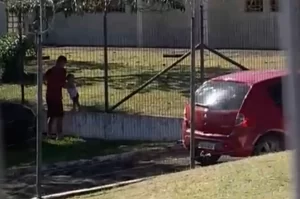 Criança fica sozinha no pátio de creche em Criciúma