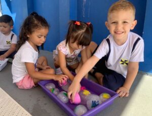 Crianças de Itajaí recebem uniformes escolares