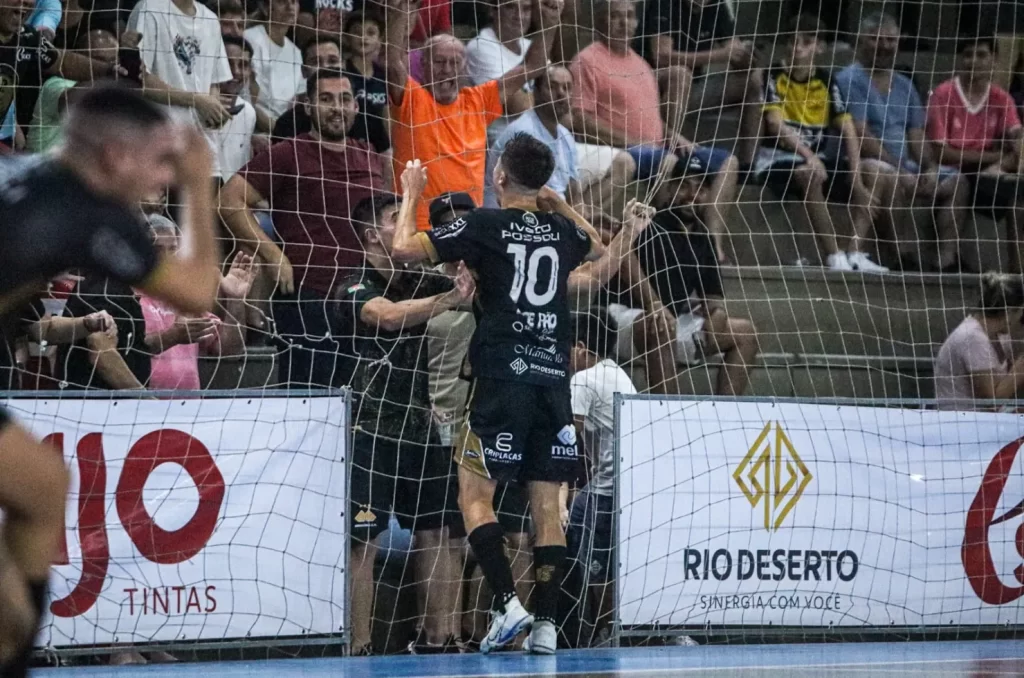 Jogador do Criciúma Futsal comemorando gol