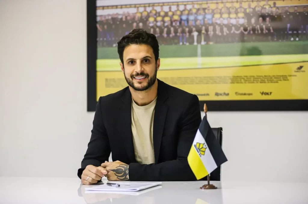 Hudson sendo anunciado como novo coordenador de futebol do Criciúma