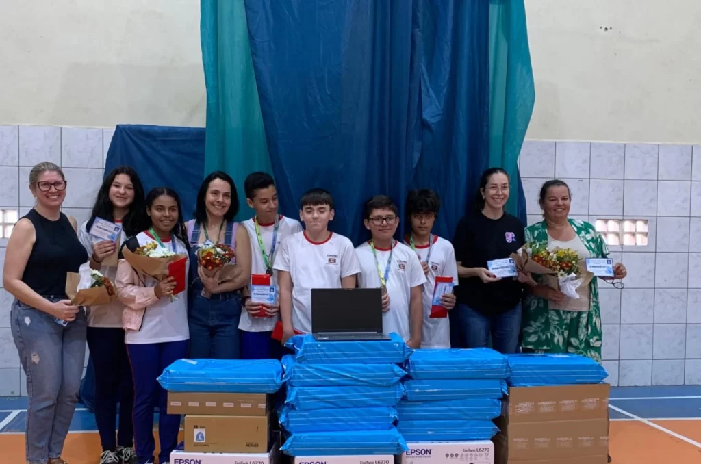 Estudantes de escola pública de Criciúma recebem prêmio em olimpíada de educação financeira