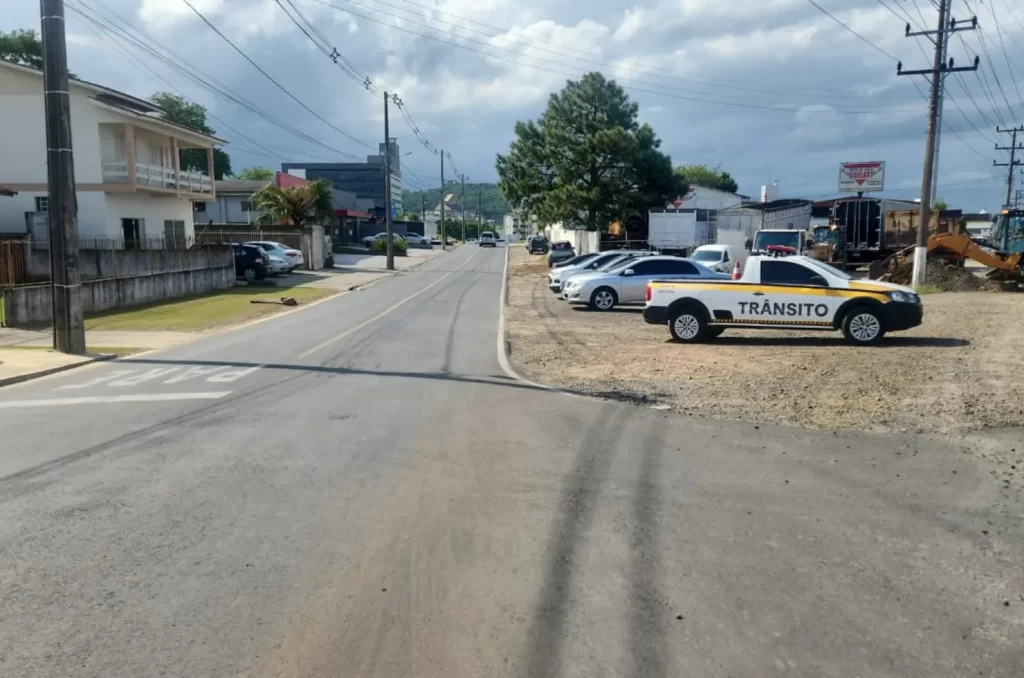 Sinalização de interdição temporária nas ruas de Criciúma para obras do Binário III, com foco em melhorias na mobilidade urbana