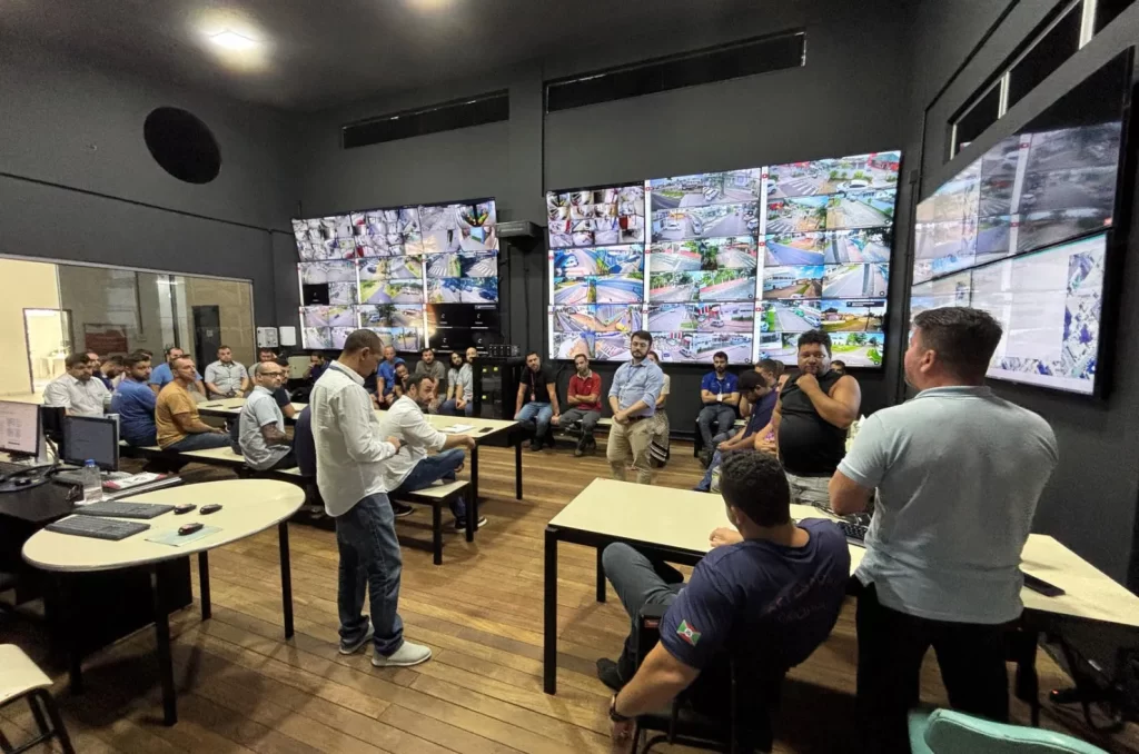 Reunião entre a Prefeitura de Criciúma, Celesc e empresas de telecomunicação para organizar a primeira Operação Limpa Fios na cidade